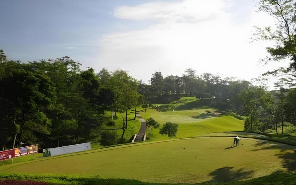 Taman Dayu Golf Club And Resort Prigen Esterno foto